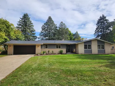 1022 Paradise Lake Dr SE, Grand Rapids, MI 49546