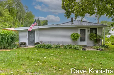 3934 Causeway Dr, Lowell, MI 49331