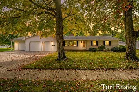 713 E Oak St, Greenville, MI 48838