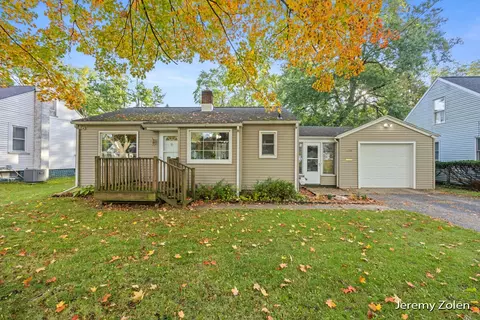 1428 Woodrow Dr, Kalamazoo, MI 49048