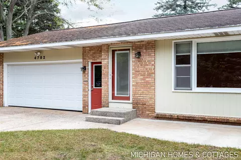 4782 Crestwood Ave, Holland, MI 49423