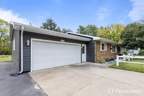 321 S Sunset St, Plainwell, MI 49080 photo 2