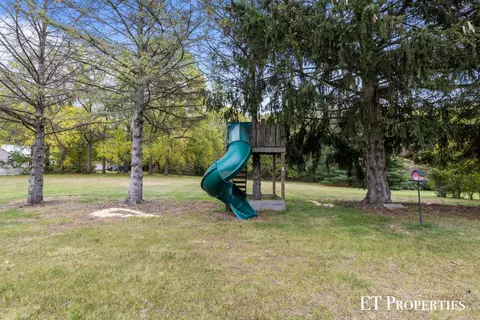 321 S Sunset St, Plainwell, MI 49080 photo 4
