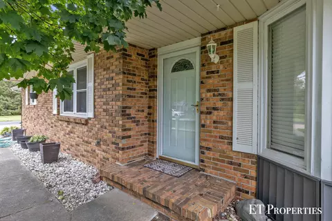321 S Sunset St, Plainwell, MI 49080