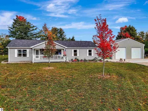 1141 E 32 Road Rd, Cadillac, MI 49601