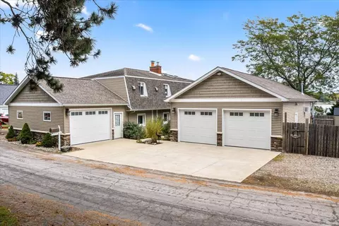5065 Pine Dr, Jackson, MI 49201