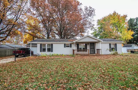 17121 S Gentzler Dr, Three Rivers, MI 49093