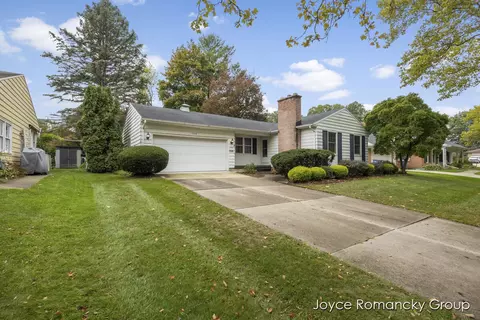 1734 Country Club Dr NE, Grand Rapids, MI 49505