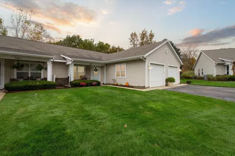 4208 Peak Ln NE, Grand Rapids, MI 49525