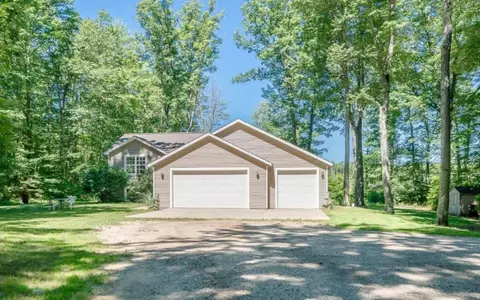1634 51st St, Fennville, MI 49408