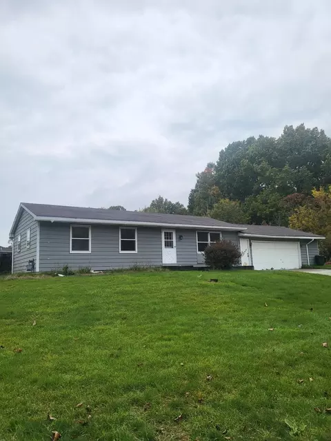 5573 Rockbluff Dr NE, Comstock Park, MI 49321
