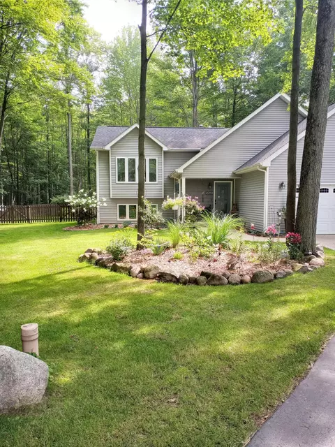 5060 N Fox Rd, Sanford, MI 48657