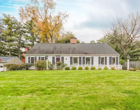 4114 E Hillandale Dr, Kalamazoo, MI 49008