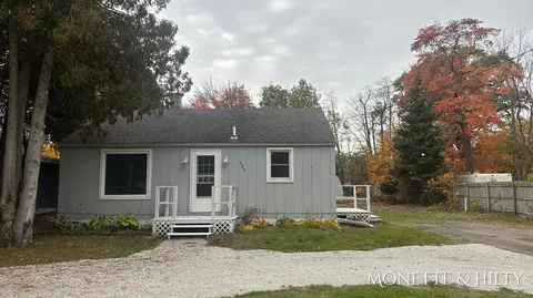 637 E Sternberg Rd, Norton Shores, MI 49441