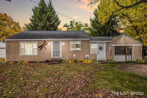 1487 E Pine Hill Ave, White Cloud, MI 49349