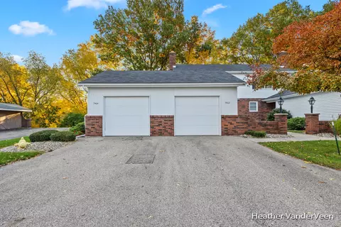 7402 Boulder Bluff Dr, Jenison, MI 49428