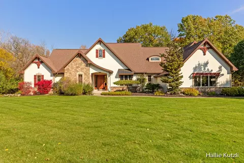 13736 Thompson Dr NE, Lowell, MI 49331