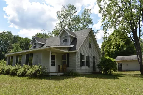 4368 Rainbow Ln, White Cloud, MI 49349