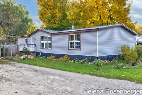 421 Willow St, Howard City, MI 49329