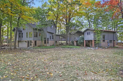 1648 Walker Rd, Fennville, MI 49408