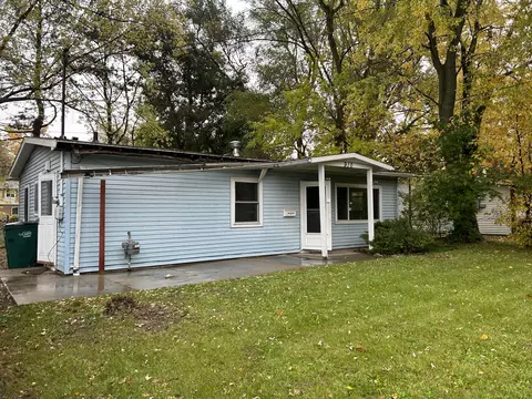 910 Dornell Ave, Lansing, MI 48910
