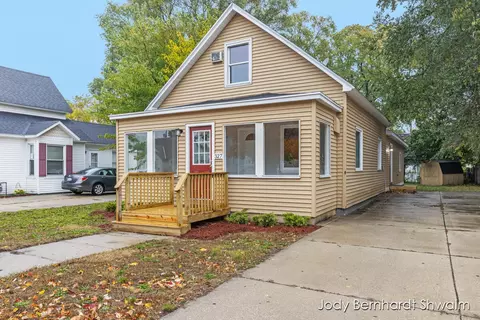 327 W 15th St, Holland, MI 49423