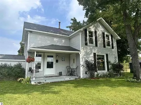 1112 E 46 Rd, Cadillac, MI 49601