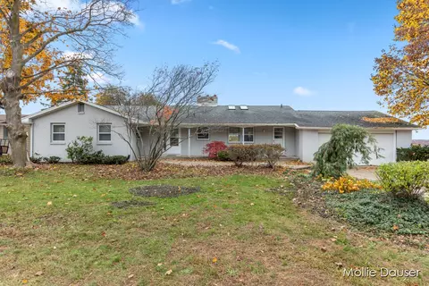 5590 Skyway Dr NE, Comstock Park, MI 49321