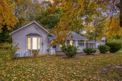 711 Brigham St, Plainwell, MI 49080