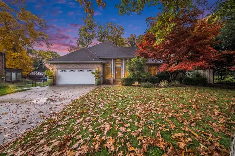 909 Briarcliff Rd, Jackson, MI 49203