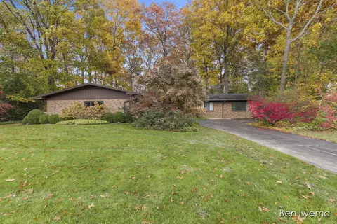 370 Pebble Beach Dr SE, Grand Rapids, MI 49546