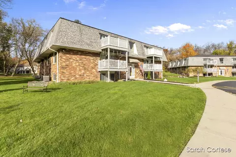 6714 Cascade Rd SE #26, Grand Rapids, MI 49546