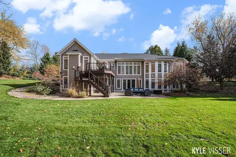 1845 Flowers Crossing Dr NE, Grand Rapids, MI 49525