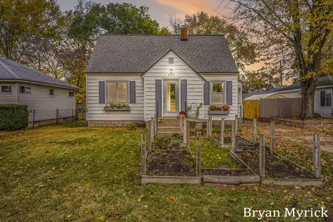 557 W 19th St, Holland, MI 49423