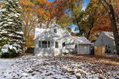 93 Vander Veen Ave, Holland, MI 49424