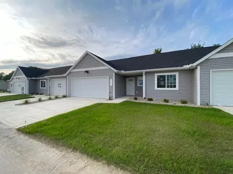 1067 Sunnyside Dr, Wayland, MI 49348