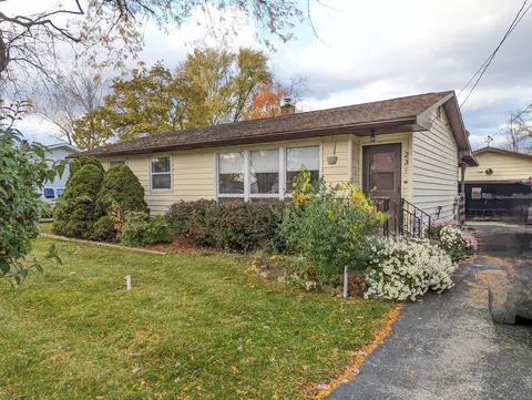231 E Parsons St, Watervliet, MI 49098