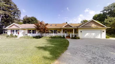 26704 Dutch Settlement St, Dowagiac, MI 49047