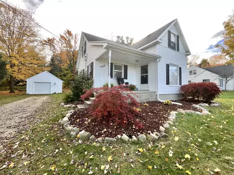 1932 Bauer Rd, Jenison, MI 49428