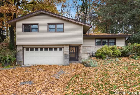 431 Greenbrier Dr SE, Grand Rapids, MI 49546