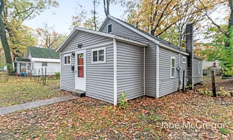 3305 9th St, Muskegon Heights, MI 49444