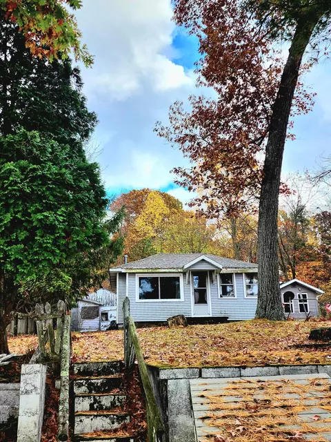 9412 Lakeview Dr, Delton, MI 49046
