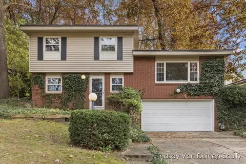 2246 Holliday Dr SW, Wyoming, MI 49519