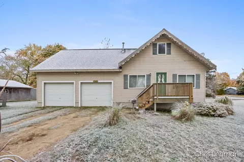909 N 5th St, Greenville, MI 48838