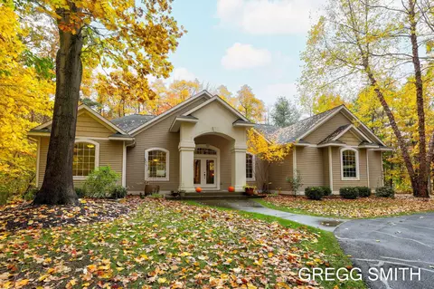 6855 Fallen Leaf Trl, Fennville, MI 49408