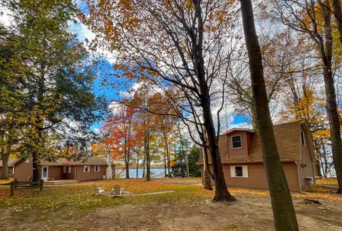 7020 6th St, Ludington, MI 49431