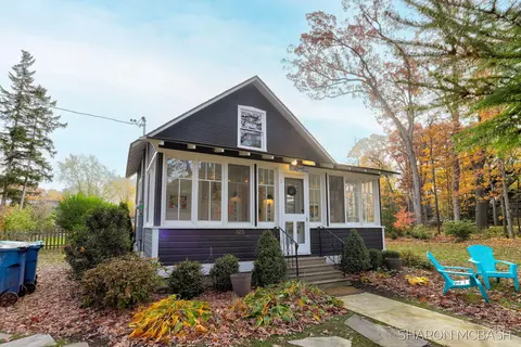 125 Elizabeth St, Saugatuck, MI 49453