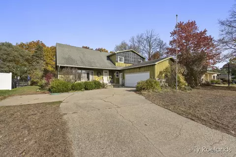 3325 Tomahawk Dr SW, Grandville, MI 49418