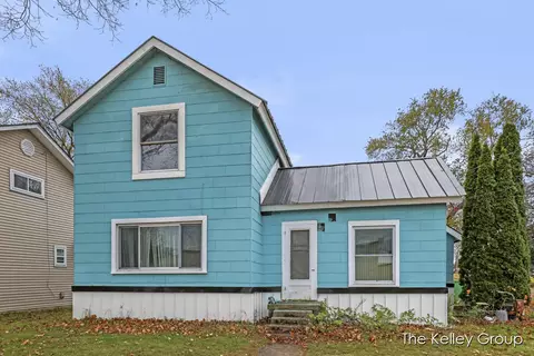 404 E Shaw St, Howard City, MI 49329