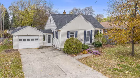 933 E 8th St, Holland, MI 49423
